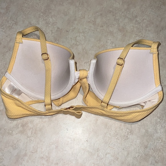 Bikini - Picture 7 of 10